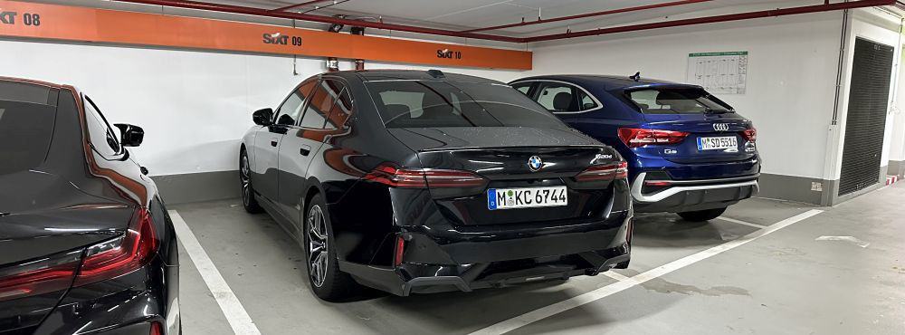 Sixt BMW 520 aus der PDAR Kategorie auf dem Parkplatz