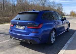 Sixt 3er BMW auf Parkplatz