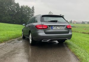 Sixt Mercedes C-Klasse auf der Straße bei schlechten Wetterbedingungen