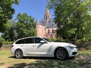 BMW318i vor einer Kirche