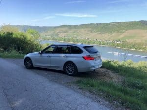 BMW318i von hinten mit Blick auf den Rhein