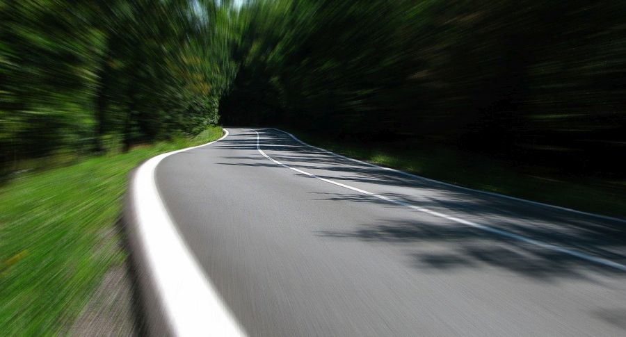 Kurvige Straße im Wald