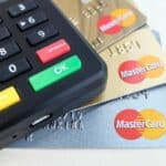 Kreditkarten Lesegerät mit verschiedenen Mastercard Kreditkarten