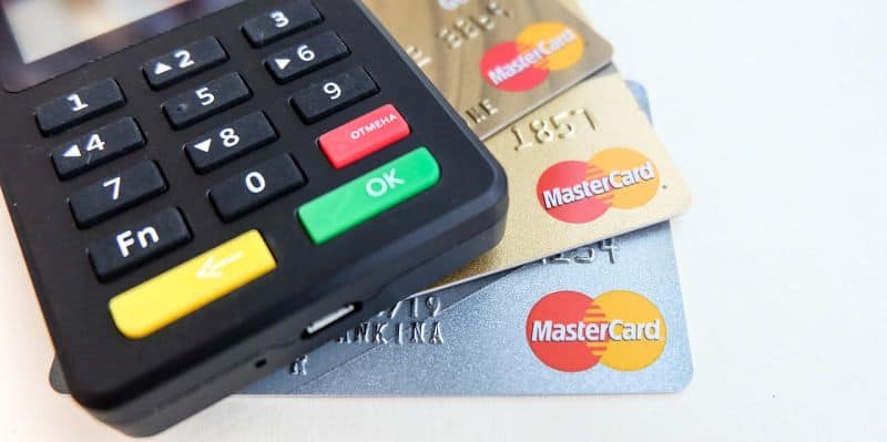 Kreditkarten Lesegerät mit verschiedenen Mastercard Kreditkarten