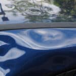 Große Dalle im Auto an der Seite