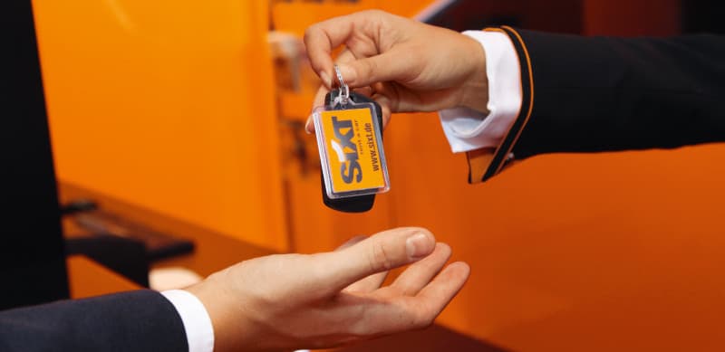 Übergabe eines Sixt Autoschlüssel