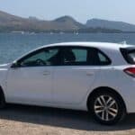 EIn Mietwagen von Sunny cars steht am Meer auf Mallorca