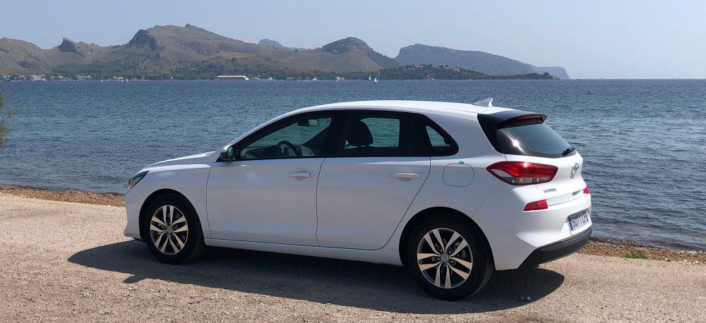 EIn Mietwagen von Sunny cars steht am Meer auf Mallorca