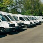 Transporter zum Mieten stehen auf einem Parkplatz