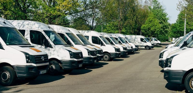 Transporter zum Mieten stehen auf einem Parkplatz