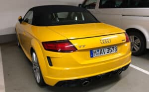 Sixt Audi TT in gelb in Parkplatz