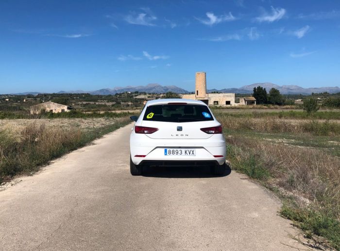 Mietwagen steht auf Straße auf Mallorca