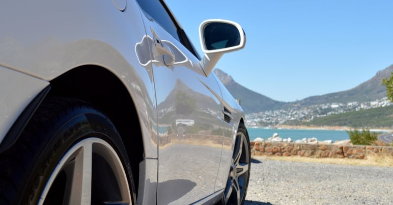 Mietwagen von Sunny cars steht am Strand