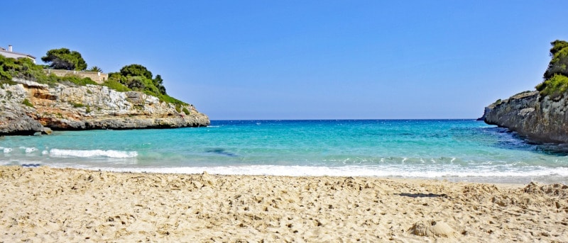 Strand in Mallorca mit Sand und Meer