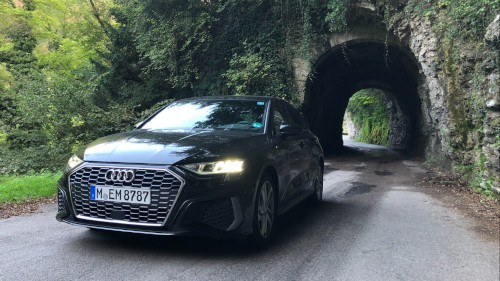 Ein Sixt Audi A3 fährt aus Tunnel