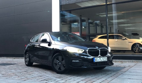 1er BMW vor einem Autohaus