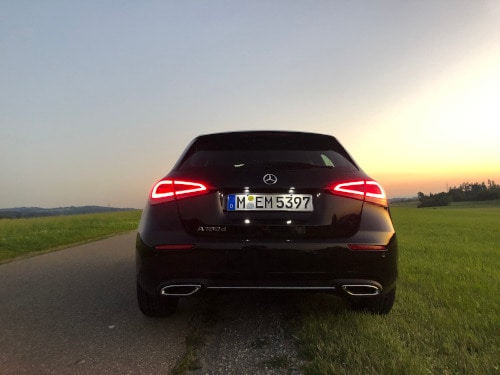 Heckansicht einer Sixt A-Klasse bei Sonnenuntergang