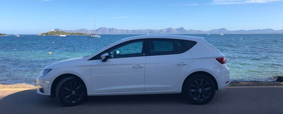 Auto steht auf Straße am Meer