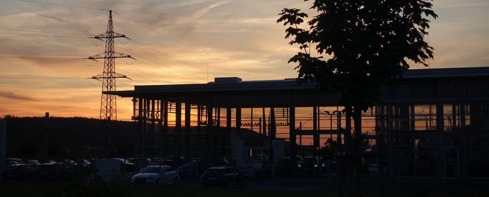 Autohaus in der Abenddämmerung