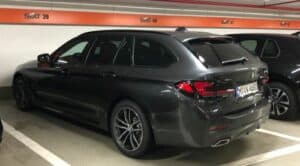 Ein Sixt 5er BMW auf dem Parkplatz