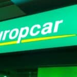 Beleuchtetes Europcar Logo im Parkhaus