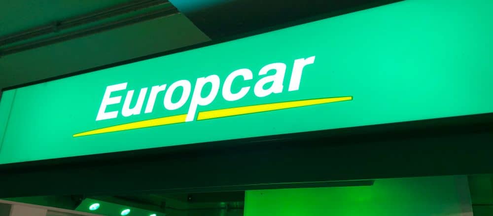 Beleuchtetes Europcar Logo im Parkhaus