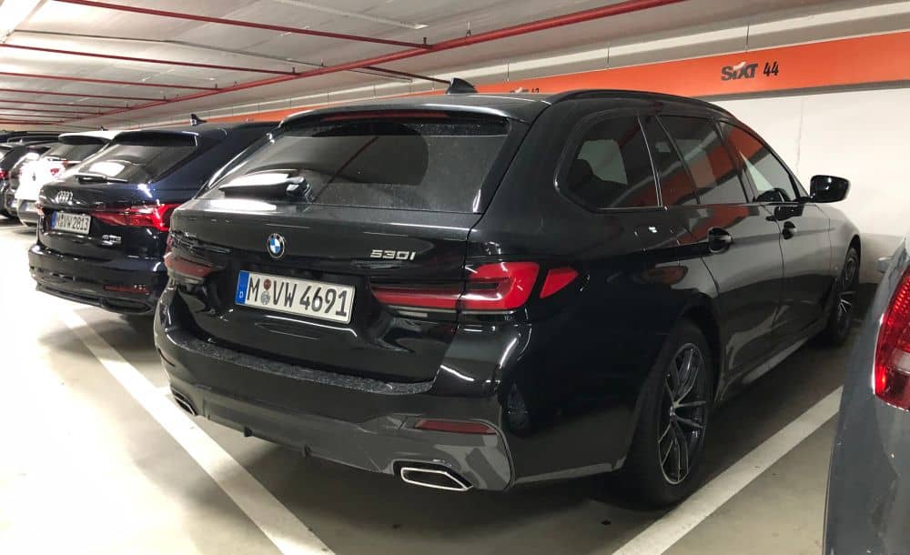 Sixt BMW530i auf Parkplatz am Flughafen Frankfurt
