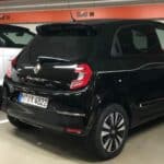 Ein neuer Sixt Renault Twingo parkt am Flughafen Frankfurt