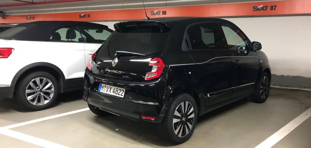 Ein neuer Sixt Renault Twingo parkt am Flughafen Frankfurt