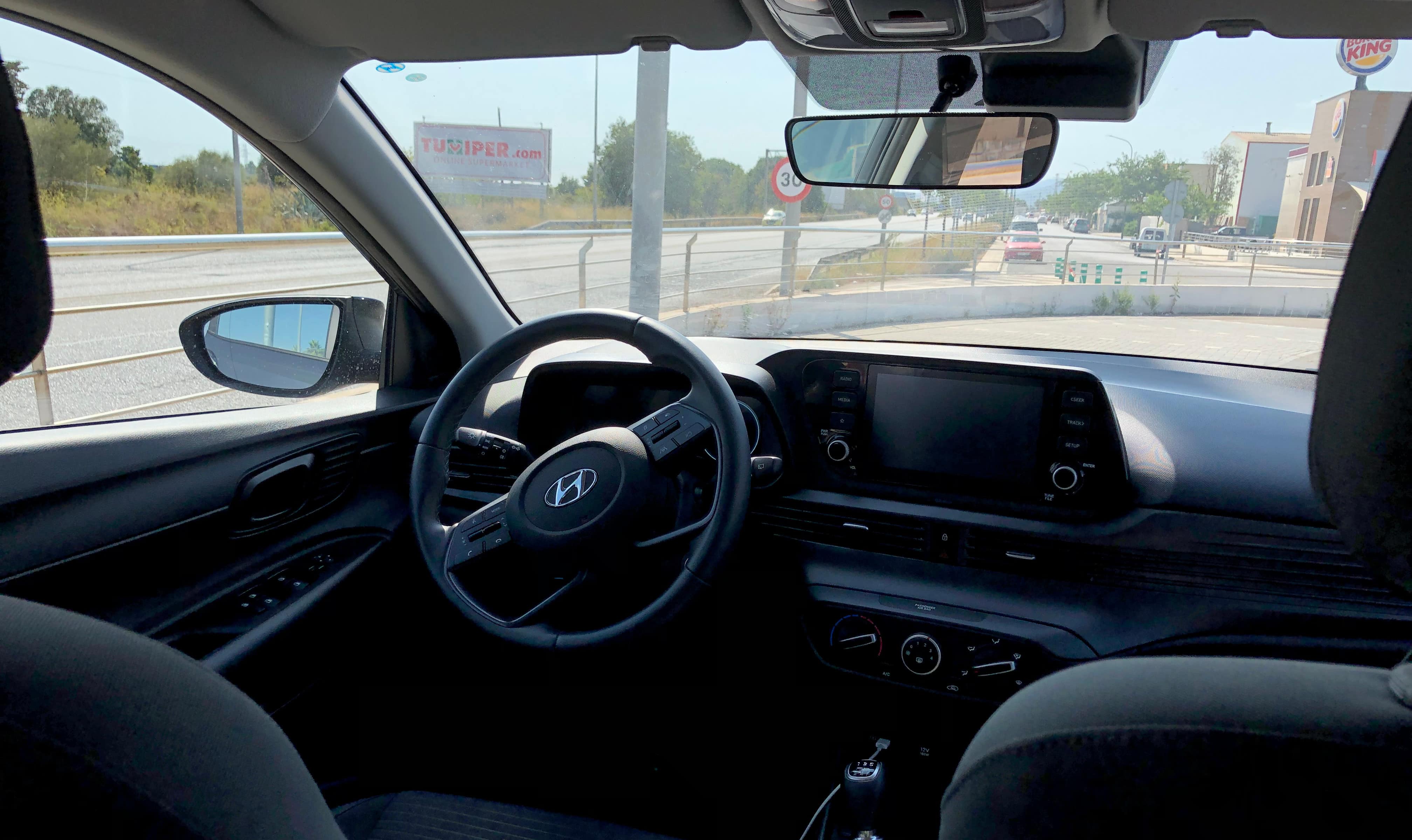 Innenraum im Mietwagen mit Blick durch die Windschutzscheibe