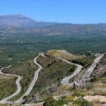 Eine Straße schlängelt sich durch die Landschaft auf Kreta