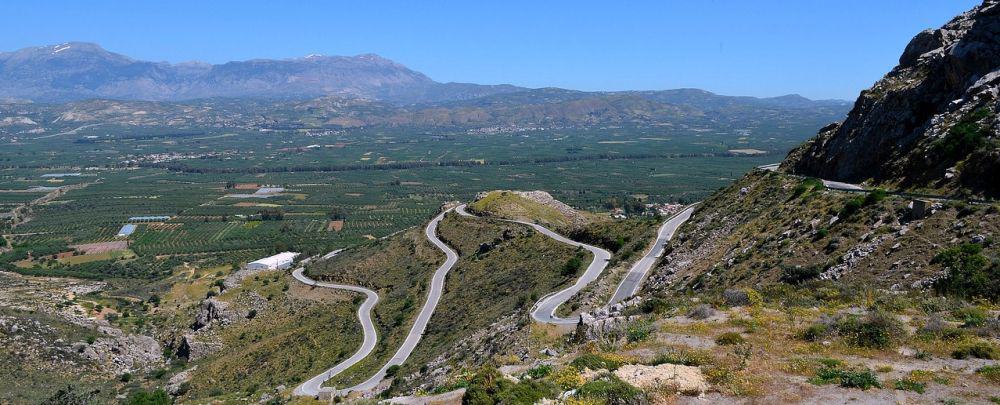 Eine Straße schlängelt sich durch die Landschaft auf Kreta