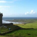 Turm in Irland am Meer und Mietautos