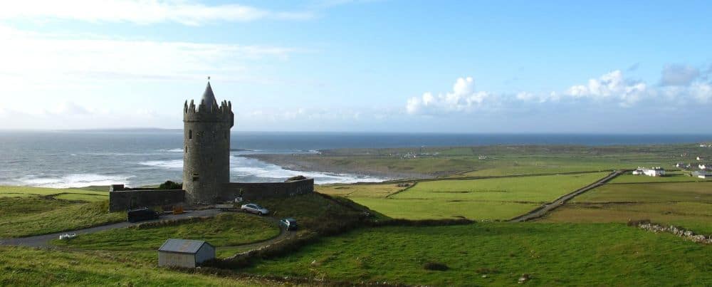 Turm in Irland am Meer und Mietautos