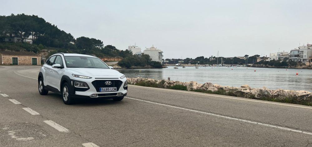 Ein Mietwagen fährt auf einer Straße am Meer entlang