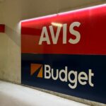 AVIS-Budget Schild an der Wand im Mietwagen Parkhaus