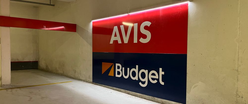 AVIS-Budget Schild an der Wand im Mietwagen Parkhaus