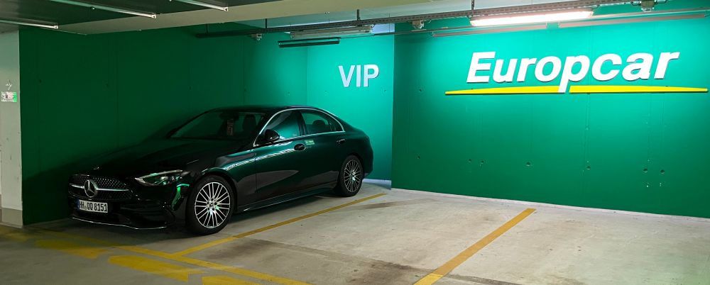 Europcar C-Klasse aus der Kategorie FDAR im Parkhaus