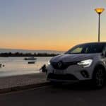 Ein Sunny Cars Mietwagen steht im Abendrot am Ufer in Faro