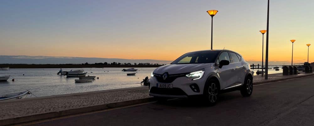 Ein Sunny Cars Mietwagen steht im Abendrot am Ufer in Faro