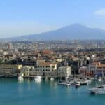 Hafen von Catania mit Etna im Hintergrund