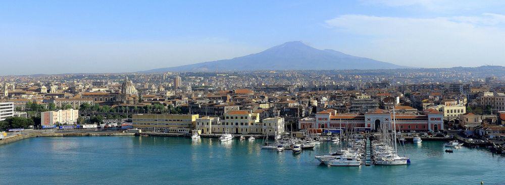 Hafen von Catania mit Etna im Hintergrund