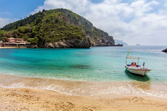 Strand in Griechenland mit Fischerboot