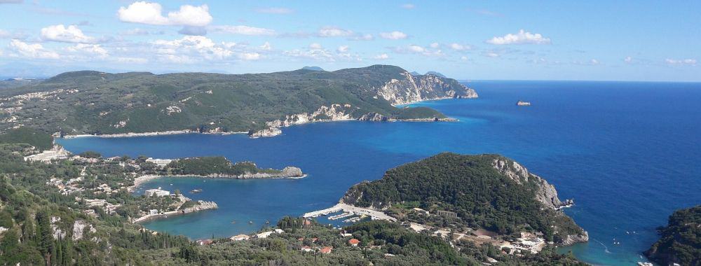 Blick auf die Küste von Korfu mit Meer und Landschaft