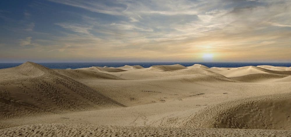 Sanddünen von Maspalomas auf Gran Canaria mit Sonnenuntergang