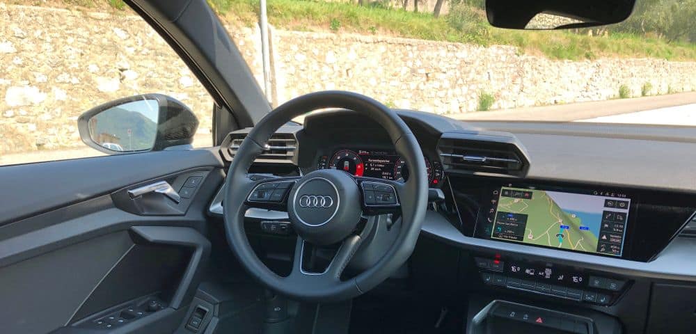 Grenzüberschreitende Route auf dem Navigationssystem in einem TUI Cars Audi A3