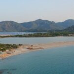 Unterwegs in Cagliari mit einem Sunny Cars Mietwagen am Strand mit Meer.