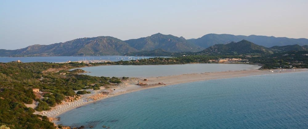 Unterwegs in Cagliari mit einem Sunny Cars Mietwagen am Strand mit Meer.