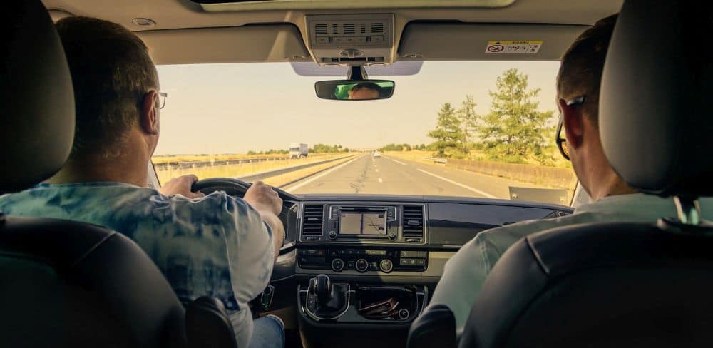 Hauptfahrer und Zusatzfahrer in einem Mietwagen von Sunny Cars