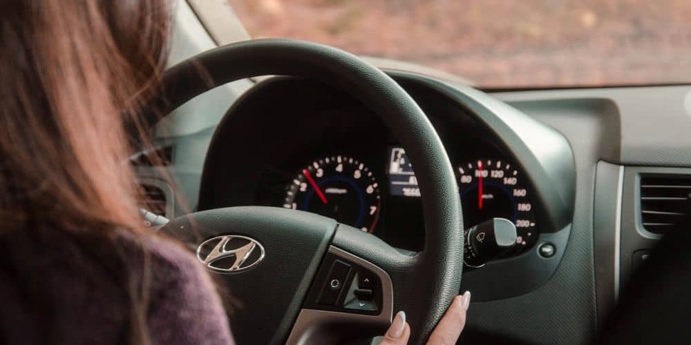 AVIS Fahrer mit Blick auf das Lenkrad